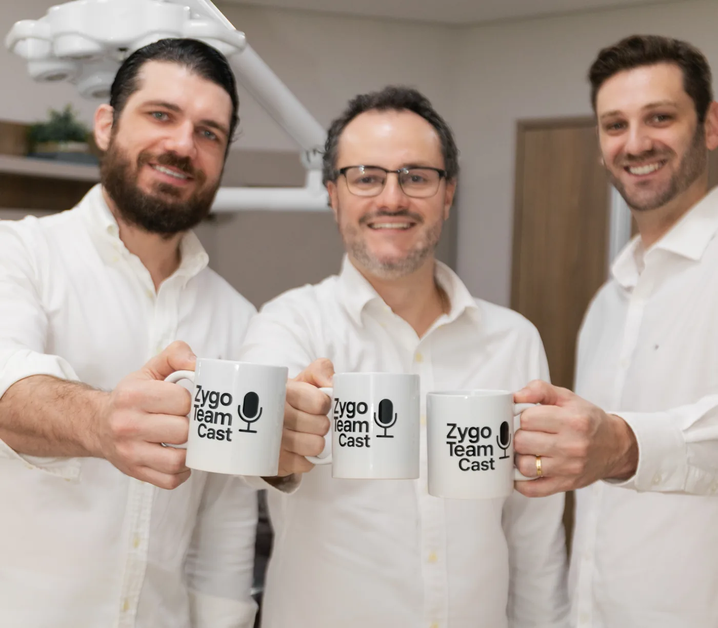 Rafael Zago, Guilherme Speck e Guilherme Corbeta brindando com as canecas do Zygo Team Cast