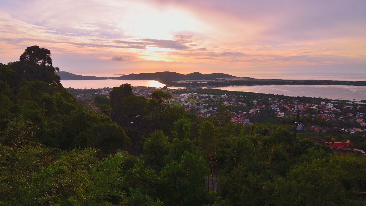 Amanhecer sobre a Lagoa da Conceição, em Florianópolis