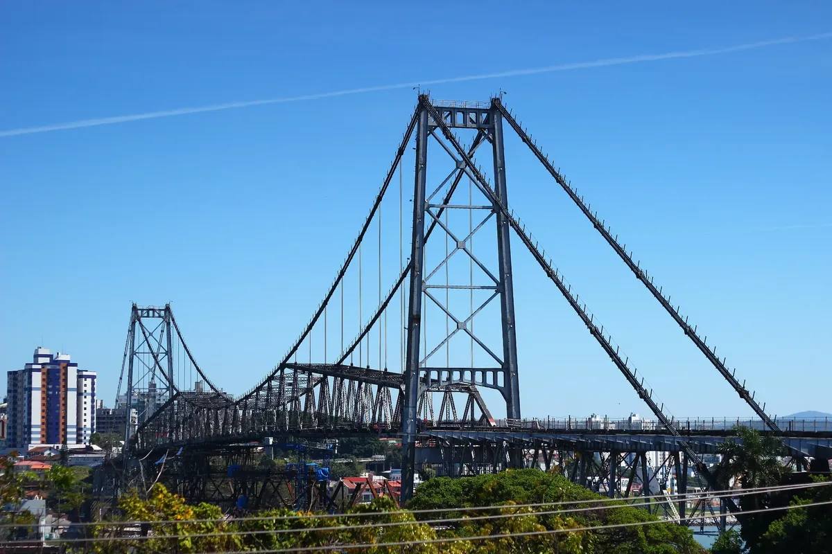 Ponte Hercílio Luz de dia, cartão-postal de Florianópolis