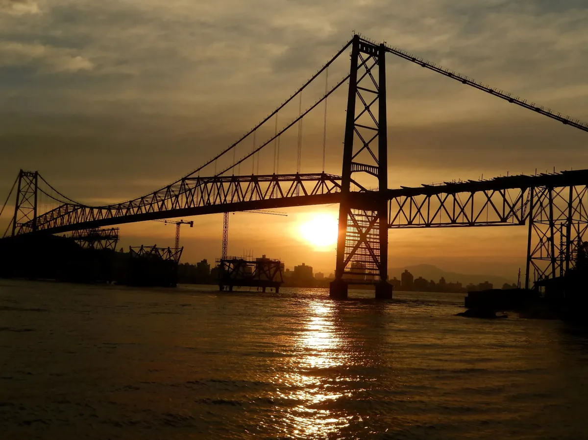 Ponte Hercílio Luz ao pôr do sol, em Florianópolis