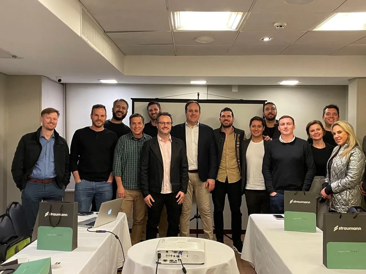 Participantes reunidos em um encontro do ITI Study Club