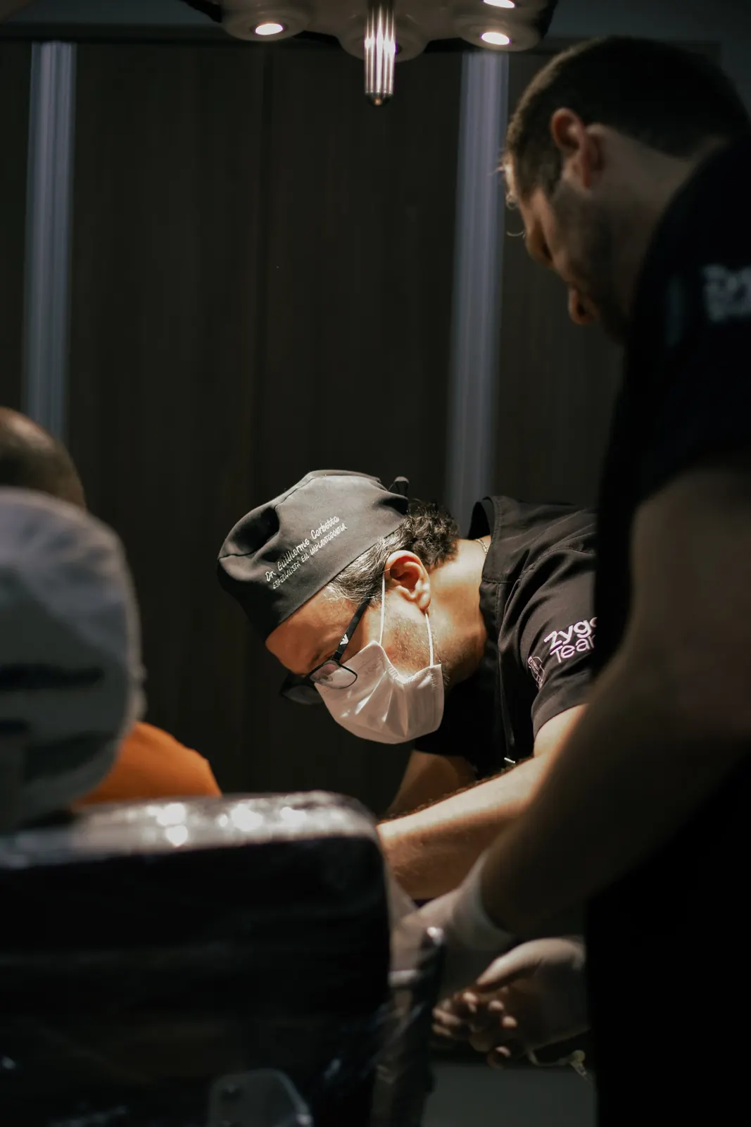 Cirurgiões da Zygo Team operando em equipe