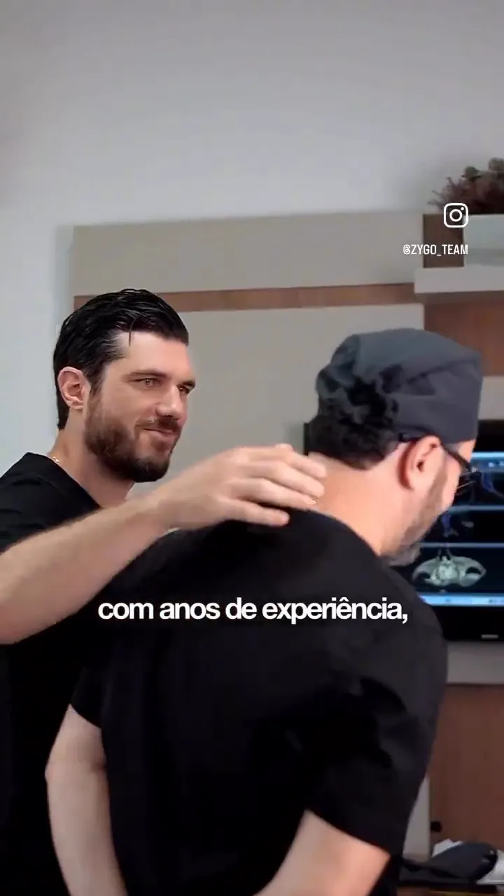 Dr. Guilherme Speck, de máscara e touca, em um momento do vídeo institucional da Zygo Team